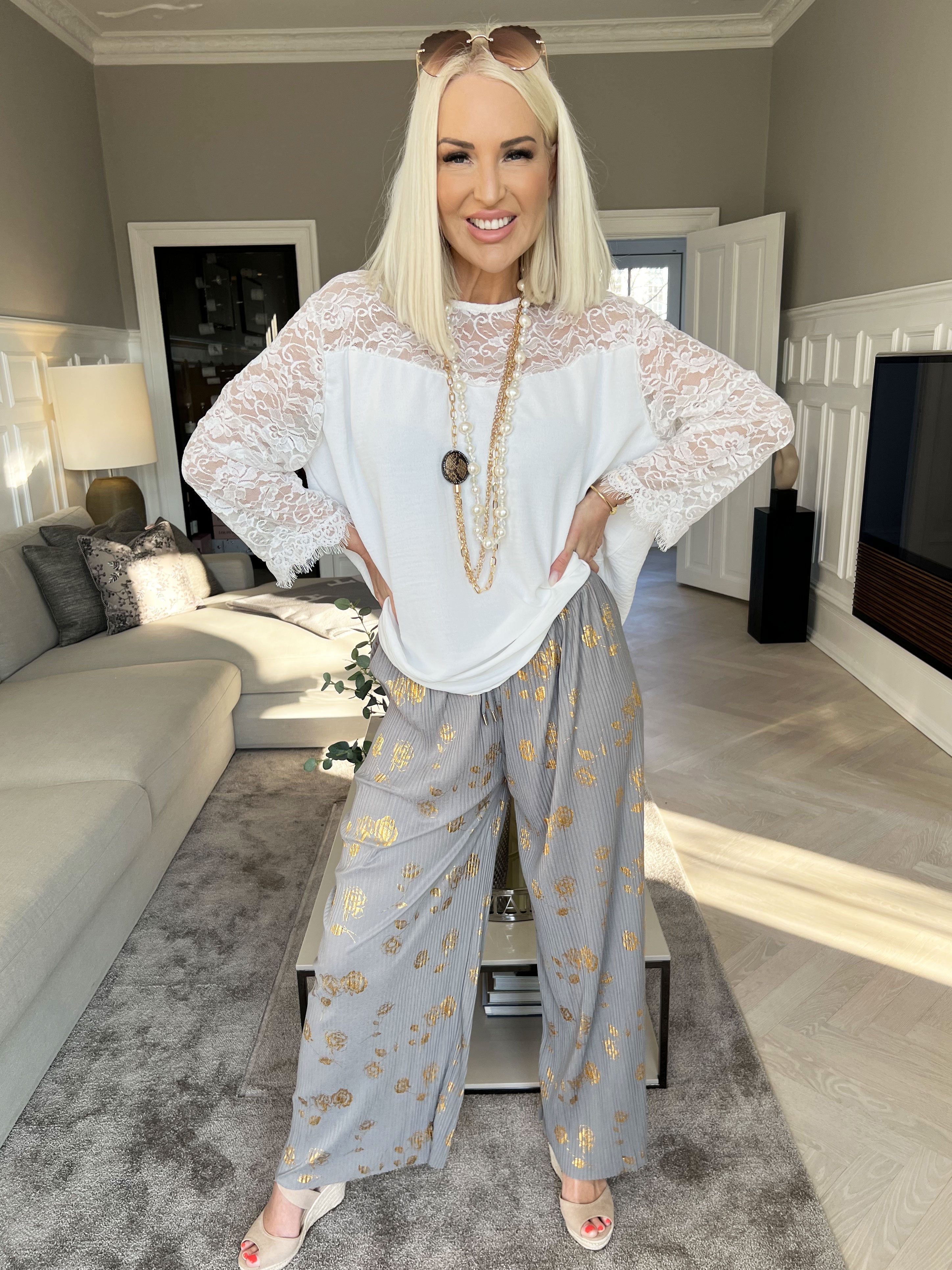 Alpha - Plisserade byxor med guldblommor